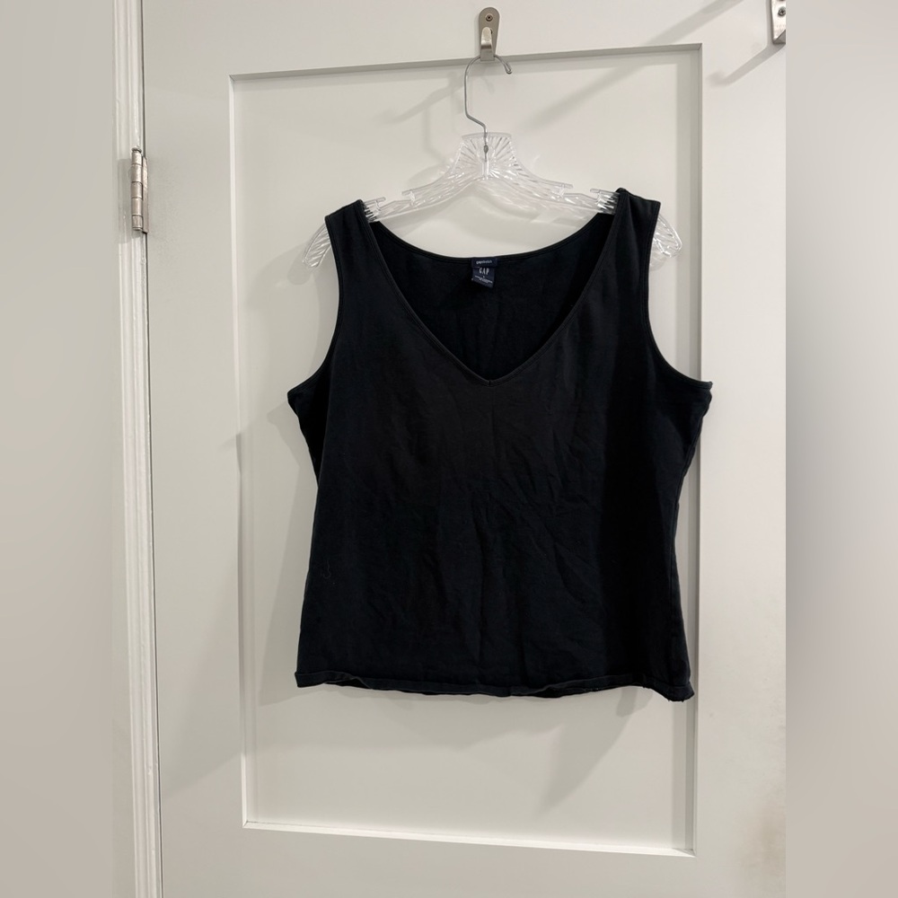 Gap black gap stretch v neck tank top (fair condition)
